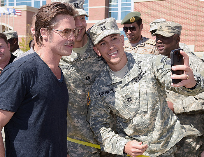 Brad Pitt visita quartel na Georgia e faz a alegria de soldados americanos 