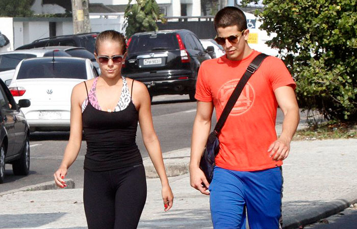 É o amor! Enzo Celulari caminha com a namorada no Rio de Janeiro