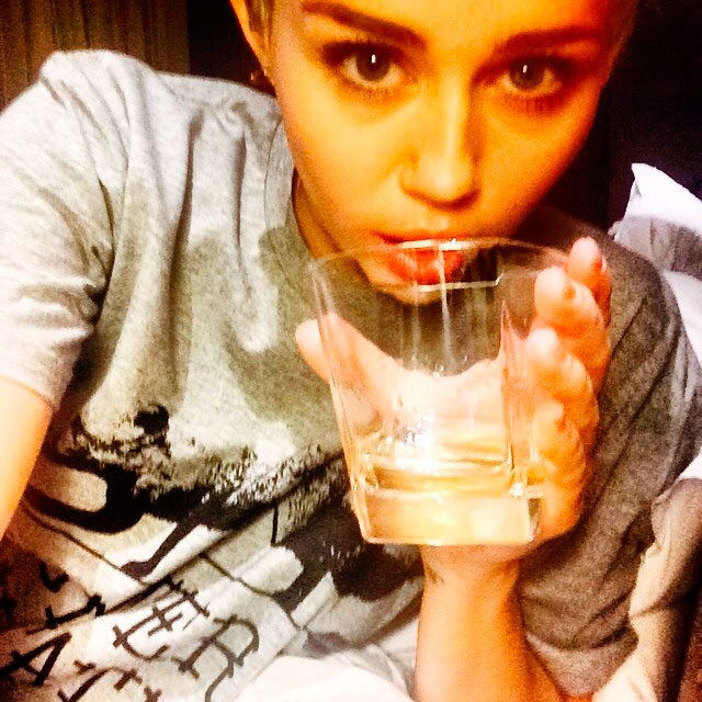 Miley Cyrus diz estar bêbada e causa tumulto em rede social