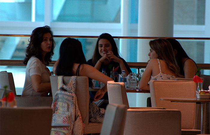 Coisa de menina! Fátima Bernardes curte tarde com as filhas Laura e Beatriz 