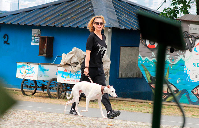 Patricia Pillar leva seu pet para passear