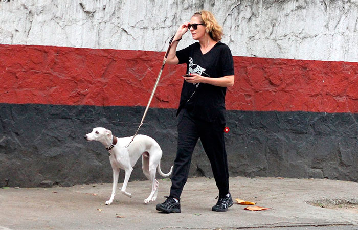 Patricia Pillar leva seu pet para passear