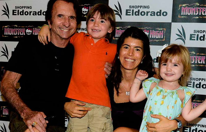 Emerson Fittipaldi confere lançamento de filme com a família