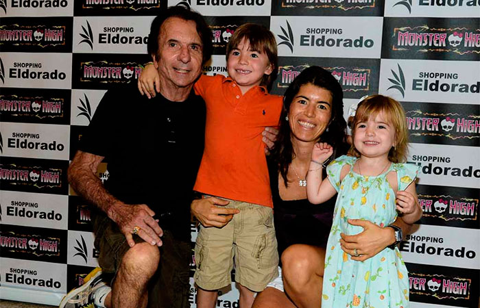 Emerson Fittipaldi confere lançamento de filme com a família
