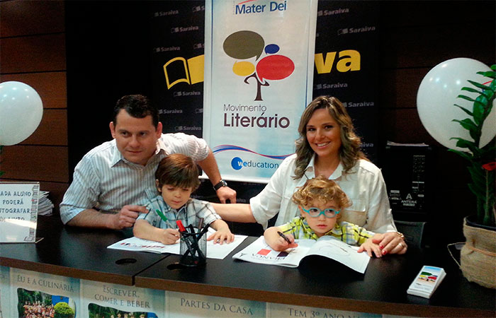  Maria Cândida leva filha Lara em evento em prol da leitura 