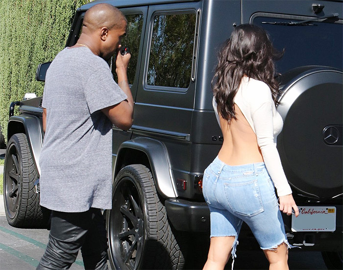 Kim Kardashian deixa as costas nuas para passeio com Kanye West