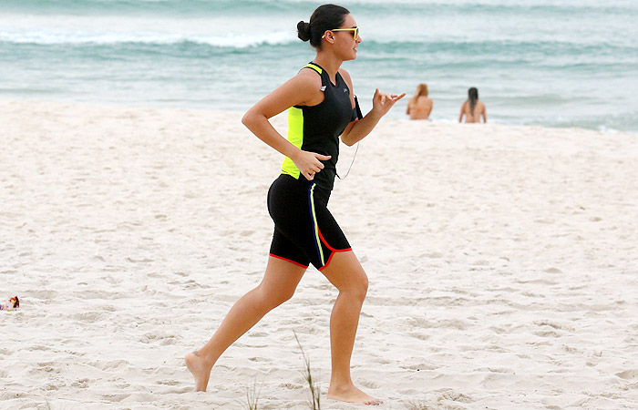 Descalça, Débora Nascimento corre com Anna Lima na Barra da Tijuca