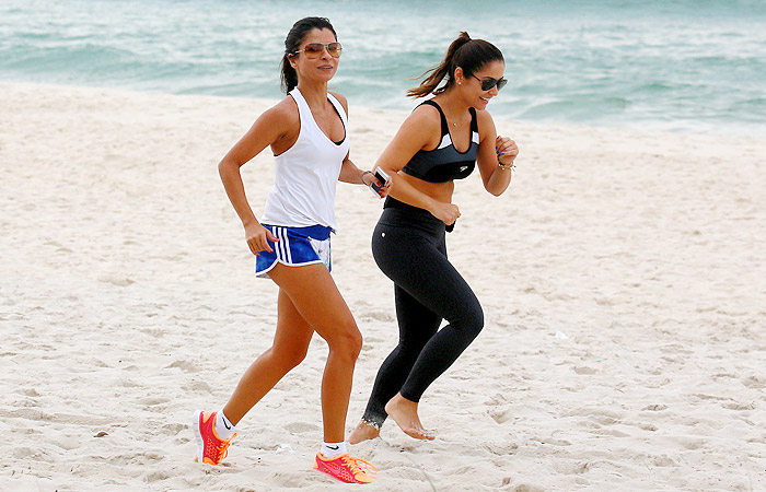 Descalça, Débora Nascimento corre com Anna Lima na Barra da Tijuca