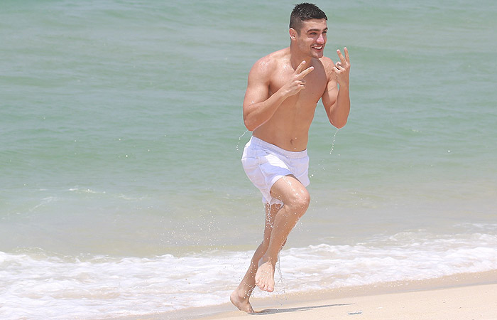 Guilherme Leicam toma banho de mar sorridente no Rio de Janeiro