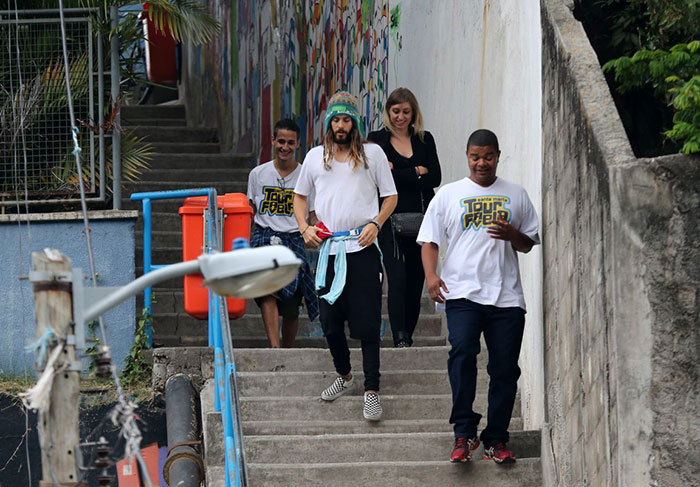  Jared Leto visita comunidade no Rio de Janeiro