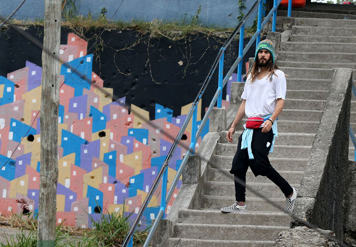 Jared Leto visita comunidade no Rio de Janeiro