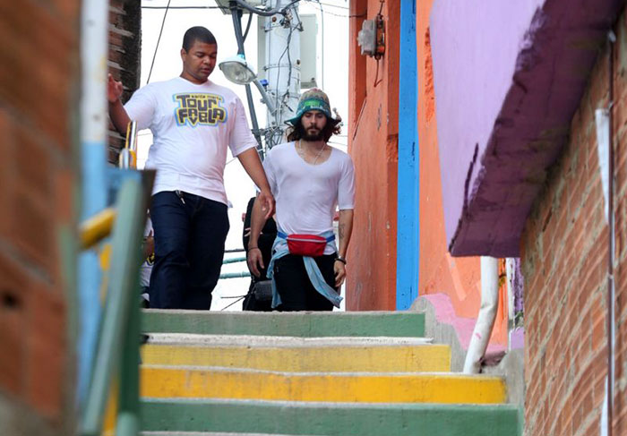 Jared Leto visita comunidade no Rio de Janeiro