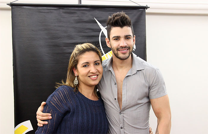 Gusttavo Lima tem tarde de encontro com fãs em rádio paulista