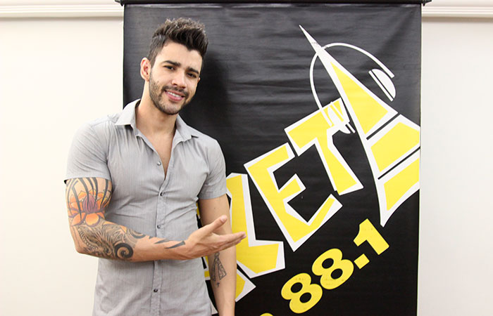 Gusttavo Lima tem tarde de encontro com fãs em rádio paulista