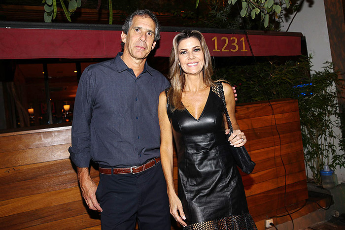 Fabiana Scaranzi chegou cheia de estilo à festa de aniversário de Rodrigo Faro, com um vestido preto