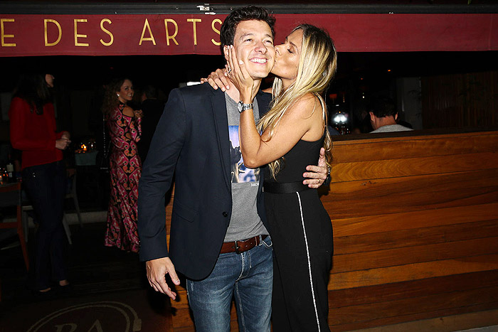 Adriane Galisteu beija Rodrigo Faro na chegada da festa de aniversário do apresentador