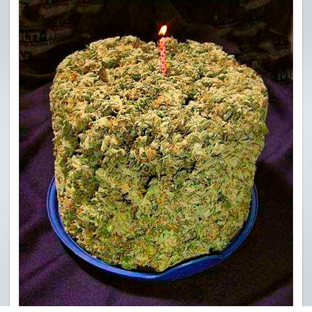 Snoop Dogg posta bolo de aniversário feito de maconha