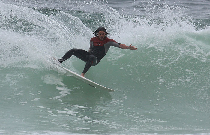 Rômulo Neto manda manobras em tarde de praia no Rio de Janeiro