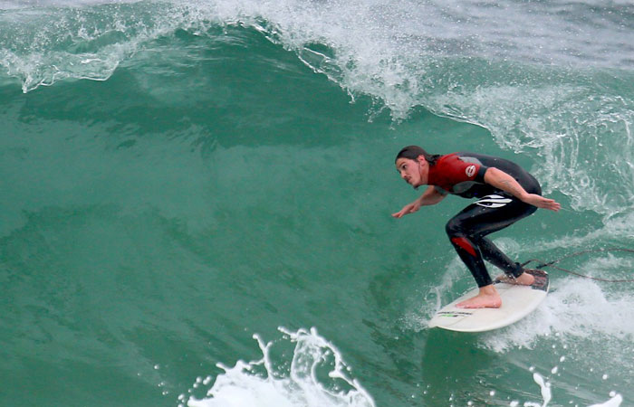 Rômulo Neto manda manobras em tarde de praia no Rio de Janeiro