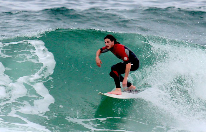 Rômulo Neto manda manobras em tarde de praia no Rio de Janeiro