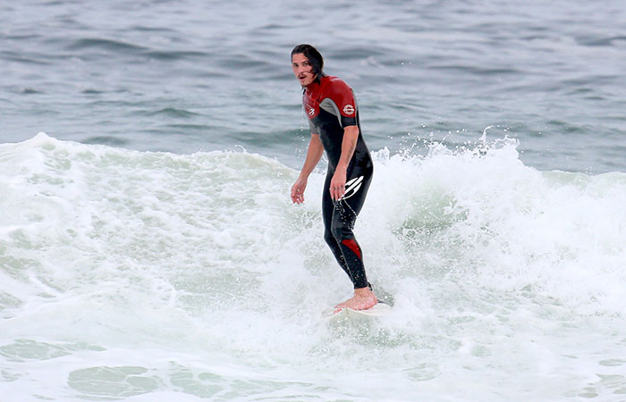 Rômulo Neto manda manobras em tarde de praia no Rio de Janeiro