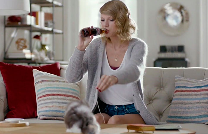 Taylor Swift grava comercial com sua gata Olivia