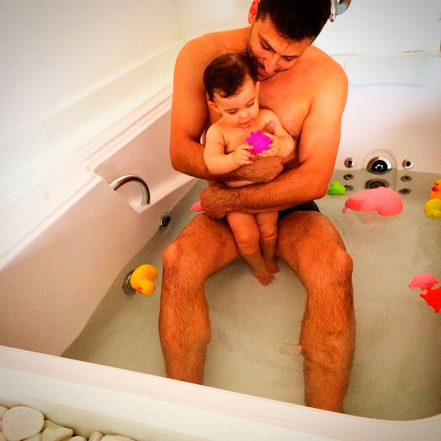  Henri Castelli dá banho de banheira na filha caçula: ‘Melhor hora do dia!’