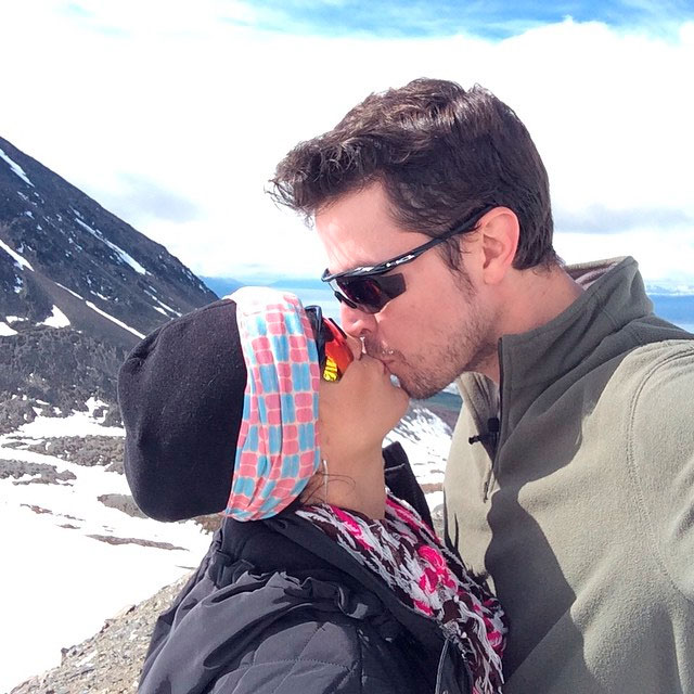 De férias na Argentina, Geovanna Tominaga faz trilha em montanha com o namorado
