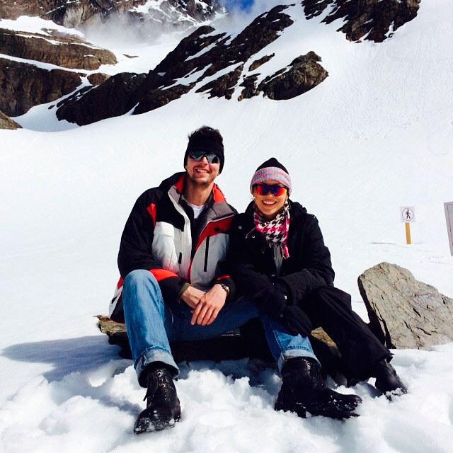 De férias na Argentina, Geovanna Tominaga faz trilha em montanha com o namorado
