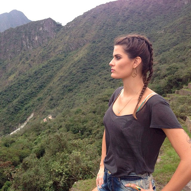 Isabeli Fontana passeia por trilhas de Machu Picchu