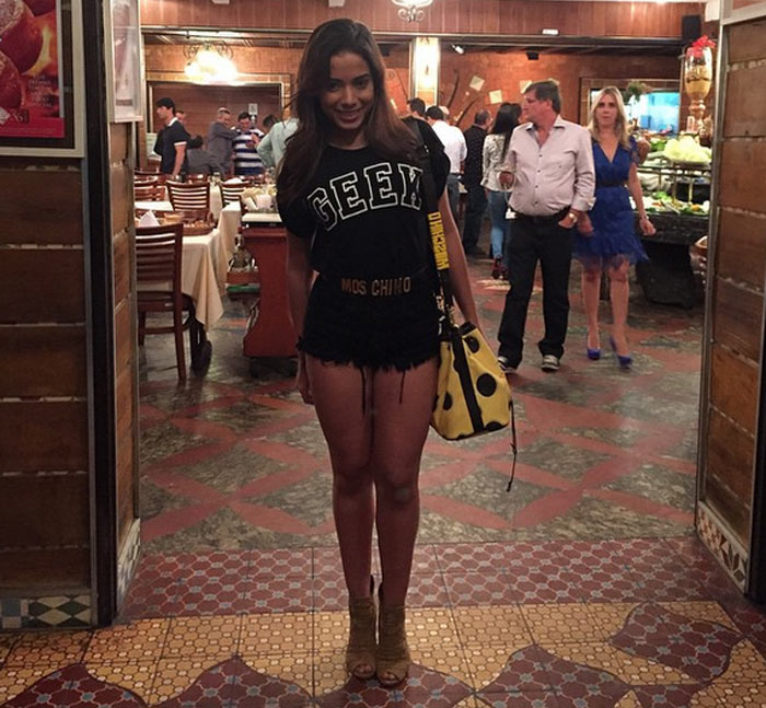 Anitta veste short curtíssimo para sair para jantar no Rio de Janeiro
