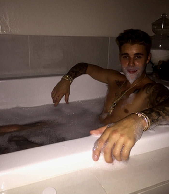Justin Bieber posa na banheira durante banho de espuma