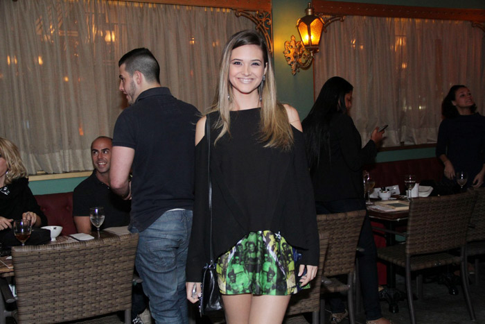 Juliana Paiva é só sorrisos ao chegar no evento de lançamento do Giba Bom de Garfo, num restaurante do Rio