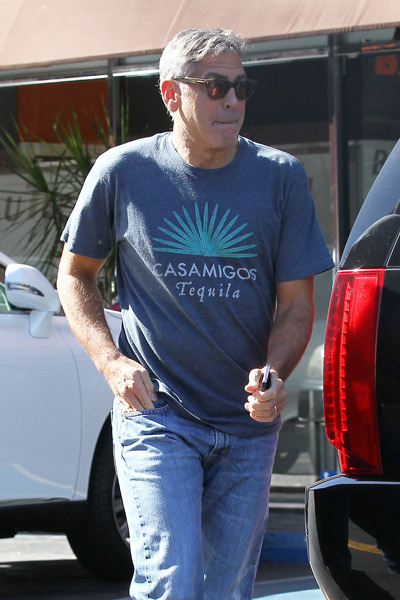  George Clooney usa camiseta de sua marca de tequila na Califórnia