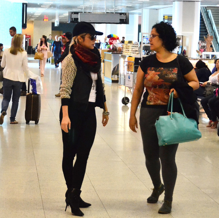 Luiza Possi passeia por aeroporto antes de embarcar