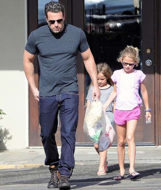 Ben Affleck exibe físico bem diferente em passeio com as filhas