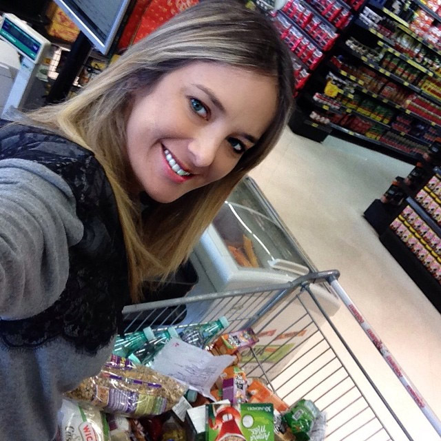 Ticiane Pinheiro faz compras do mês e tira selfie em supermercado