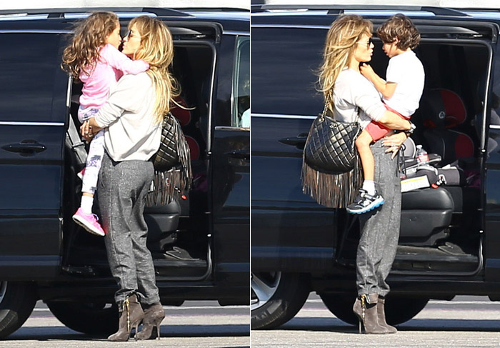 Jennifer Lopez se despede dos gêmeos, Emme e Max, antes de viajar