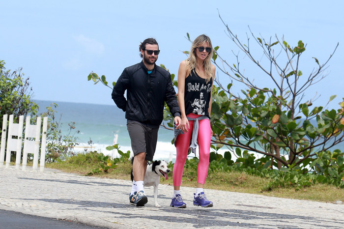 Ellen Jabour e o namorado passeiam com o pet na orla da Barra da Tijuca