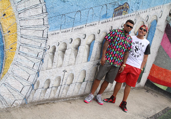 Naldo faz sessão de fotos com o filho no Complexo da Maré, no Rio