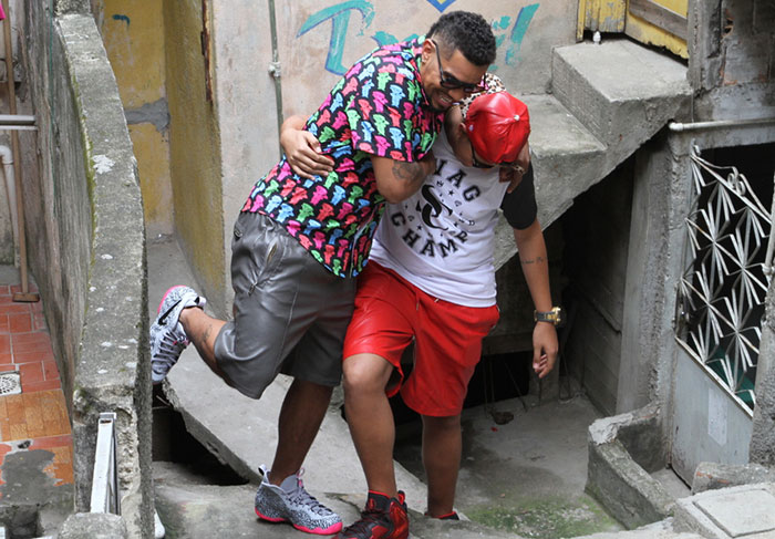 Naldo faz sessão de fotos com o filho no Complexo da Maré, no Rio
