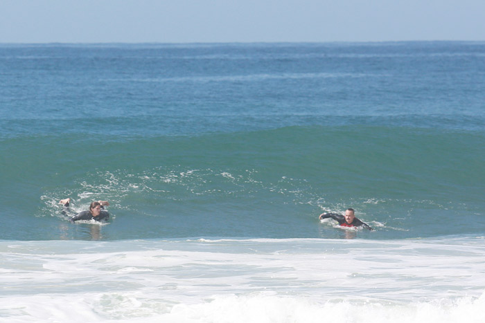 Na crista da onda! Paulo Vilhena e Rômulo Neto surfam juntos no Rio