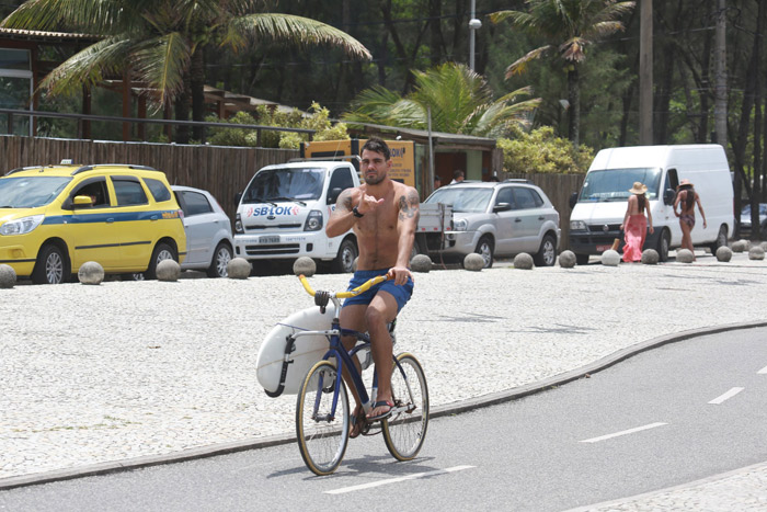 Juliano Cazarré pedala pela orla carioca depois de surfar