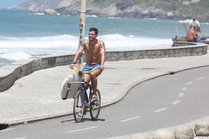 Juliano Cazarré pedala pela orla carioca depois de surfar