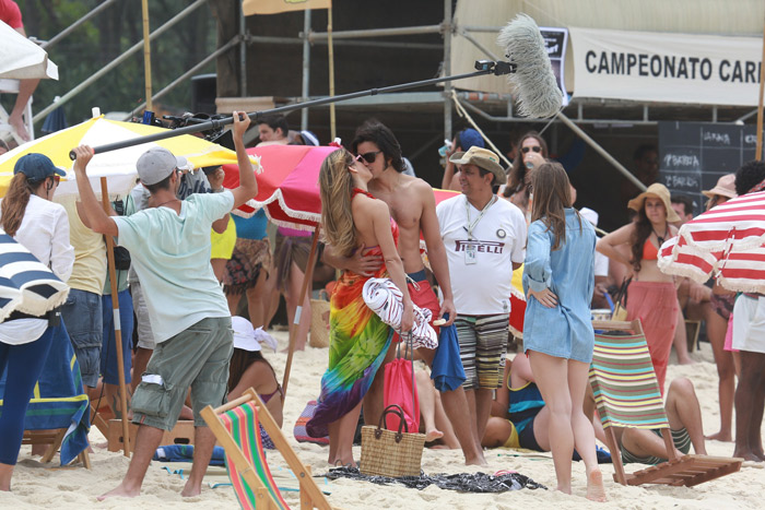 Deborah Secco e Rodrigo Simas gravam cena de beijo na praia da Macumba, no Rio