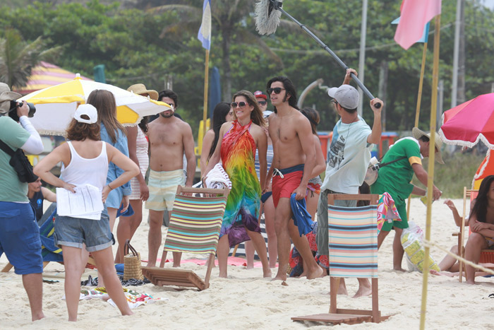 Deborah Secco e Rodrigo Simas gravam cena de beijo na praia da Macumba, no Rio