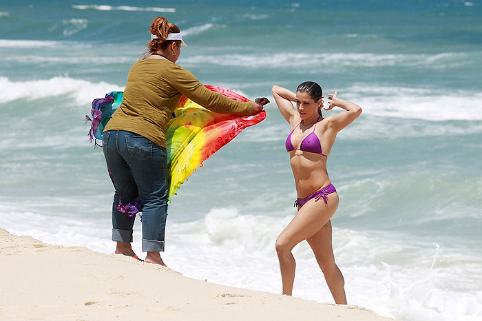 Deborah Secco exibe corpão durante gravação na praia
