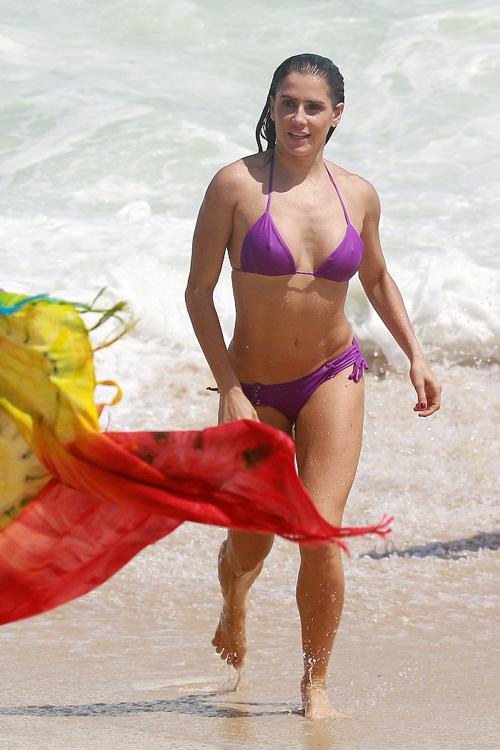 Deborah Secco exibe corpão durante gravação na praia