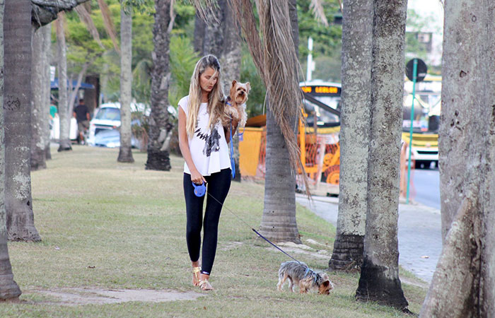 Yasmin Brunet passeia com seus cachorrinhos de estimação