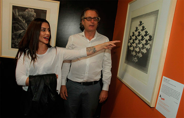 Cleo Pires confere pré-estreia da exposição Experiência Escher, em São Paulo